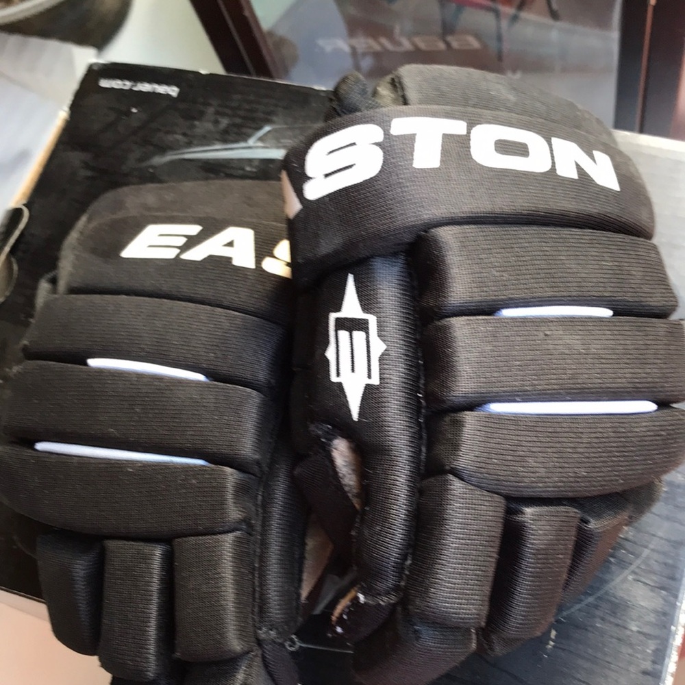 Easton Black Hockey GlovesEQ10. Youth 10’’/25 cm